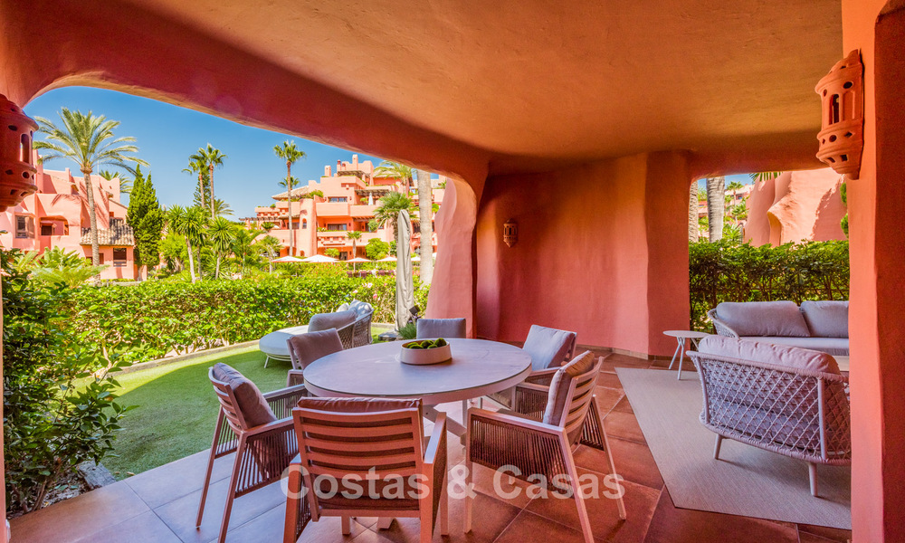 Prestigioso apartamento con jardín en venta en un complejo en primera línea de playa en la Nueva Milla de Oro entre Marbella y Estepona centro 56611