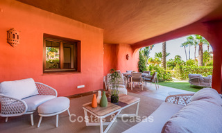 Prestigioso apartamento con jardín en venta en un complejo en primera línea de playa en la Nueva Milla de Oro entre Marbella y Estepona centro 56612 