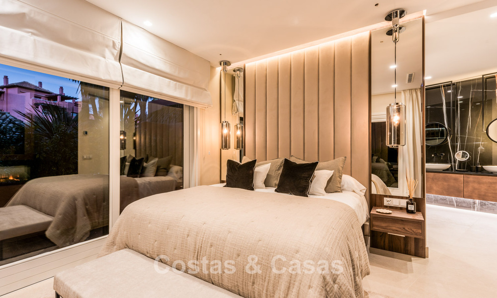 Prestigioso apartamento con jardín en venta en un complejo en primera línea de playa en la Nueva Milla de Oro entre Marbella y Estepona centro 56613