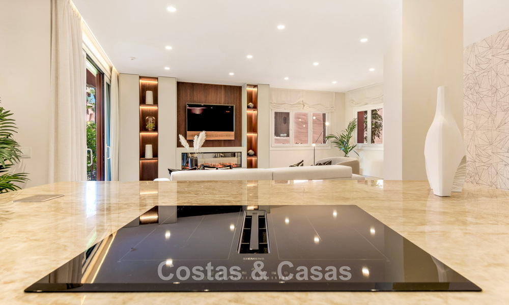 Prestigioso apartamento con jardín en venta en un complejo en primera línea de playa en la Nueva Milla de Oro entre Marbella y Estepona centro 56618