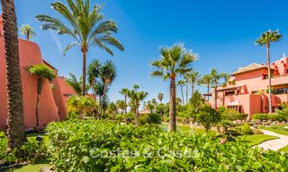Prestigioso apartamento con jardín en venta en un complejo en primera línea de playa en la Nueva Milla de Oro entre Marbella y Estepona centro 56619 