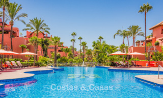 Prestigioso apartamento con jardín en venta en un complejo en primera línea de playa en la Nueva Milla de Oro entre Marbella y Estepona centro 56620 