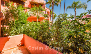 Prestigioso apartamento con jardín en venta en un complejo en primera línea de playa en la Nueva Milla de Oro entre Marbella y Estepona centro 56630 