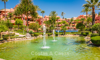 Prestigioso apartamento con jardín en venta en un complejo en primera línea de playa en la Nueva Milla de Oro entre Marbella y Estepona centro 56635 