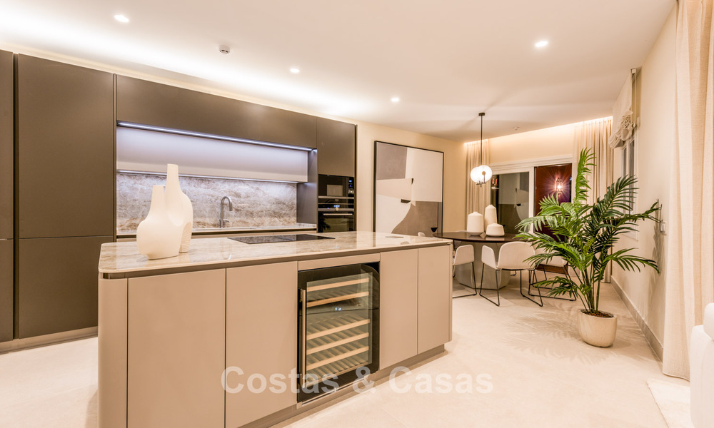 Prestigioso apartamento con jardín en venta en un complejo en primera línea de playa en la Nueva Milla de Oro entre Marbella y Estepona centro 56637