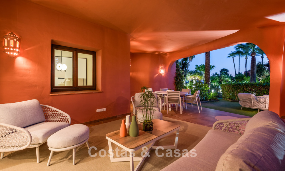 Prestigioso apartamento con jardín en venta en un complejo en primera línea de playa en la Nueva Milla de Oro entre Marbella y Estepona centro 56645