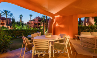 Prestigioso apartamento con jardín en venta en un complejo en primera línea de playa en la Nueva Milla de Oro entre Marbella y Estepona centro 56646 