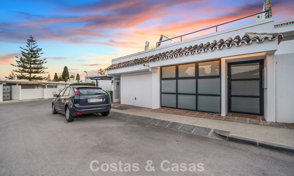 Casa adosada magistralmente renovada en venta en complejo cerrado, en primera línea de Aloha Golf, a poca distancia de la casa club en Nueva Andalucia, Marbella 56572