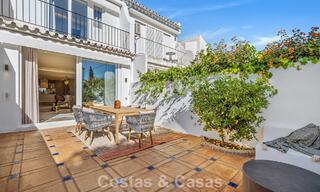 Casa adosada magistralmente renovada en venta en complejo cerrado, en primera línea de Aloha Golf, a poca distancia de la casa club en Nueva Andalucia, Marbella 56587 