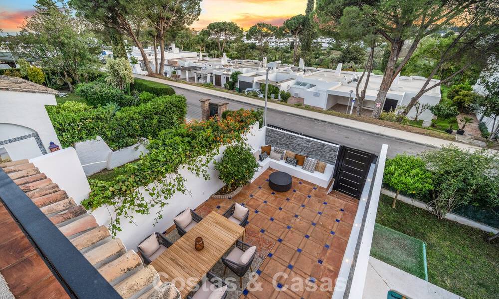 Casa adosada magistralmente renovada en venta en complejo cerrado, en primera línea de Aloha Golf, a poca distancia de la casa club en Nueva Andalucia, Marbella 56605