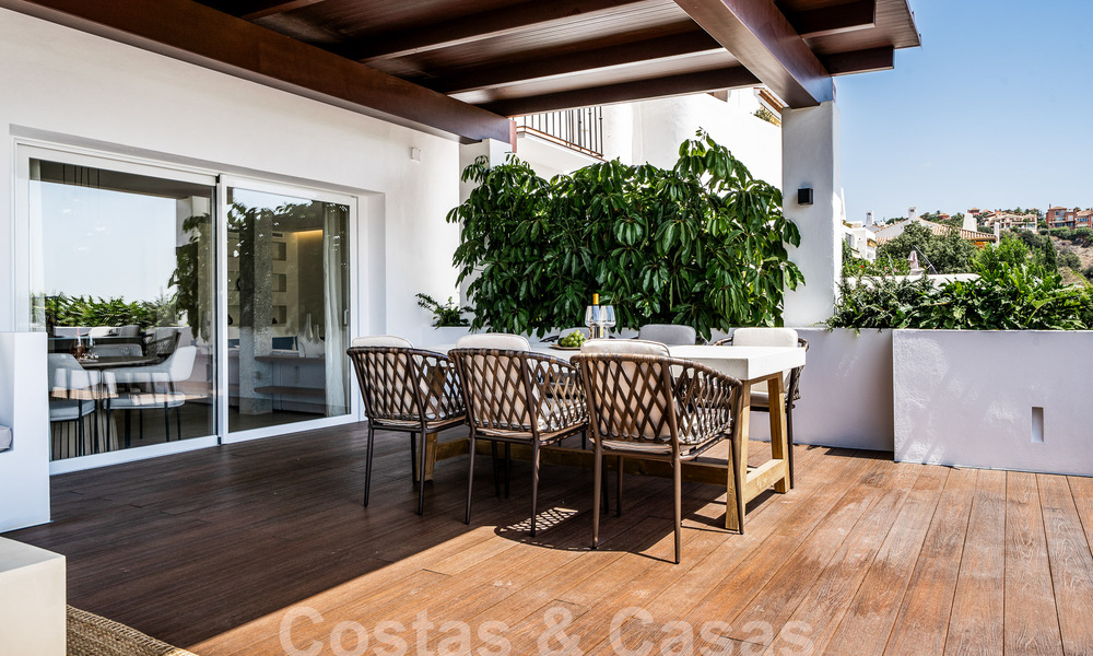Apartamento de lujo en venta, listo para entrar a vivir, con acogedora terraza y vistas al mar en Marbella - Benahavis 57285
