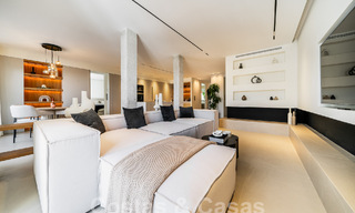 Apartamento de lujo en venta, listo para entrar a vivir, con acogedora terraza y vistas al mar en Marbella - Benahavis 57296 