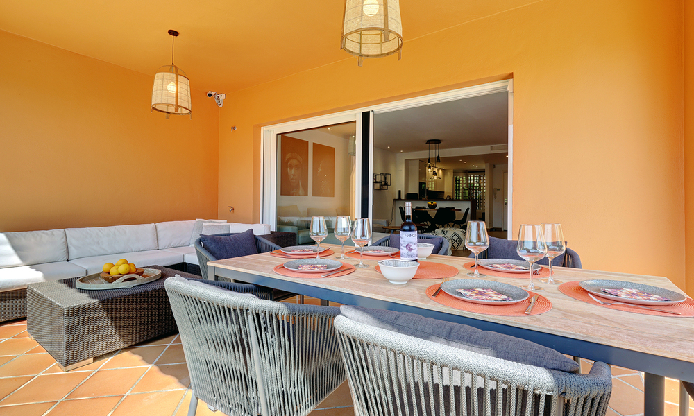 Villa pareada reformada en venta con gran piscina privada en Marbella - Benahavis 56381