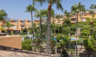 Villa pareada reformada en venta con gran piscina privada en Marbella - Benahavis 56390 