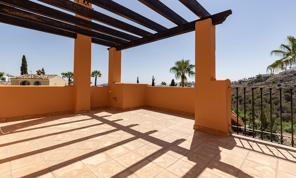 Villa pareada reformada en venta con gran piscina privada en Marbella - Benahavis 56391