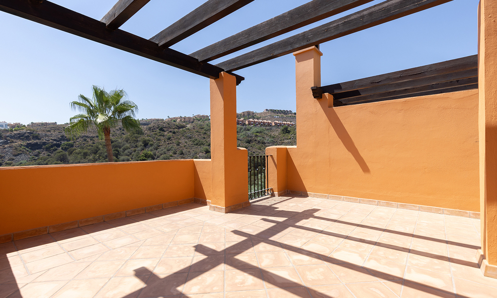 Villa pareada reformada en venta con gran piscina privada en Marbella - Benahavis 56395