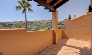 Villa pareada reformada en venta con gran piscina privada en Marbella - Benahavis 56436 