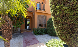 Villa pareada reformada en venta con gran piscina privada en Marbella - Benahavis 56440 