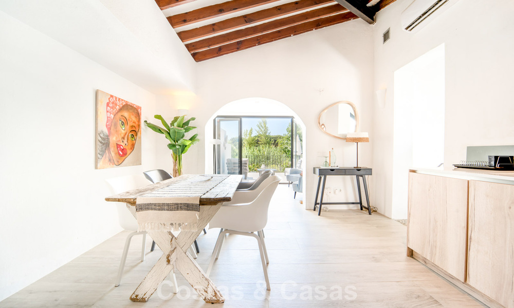 Encantadora casa adosada reformada en venta en complejo cerrado en primera línea de playa en la Nueva Milla de Oro entre Marbella y Estepona 58175