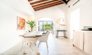 Encantadora casa adosada reformada en venta en complejo cerrado en primera línea de playa en la Nueva Milla de Oro entre Marbella y Estepona 58175 