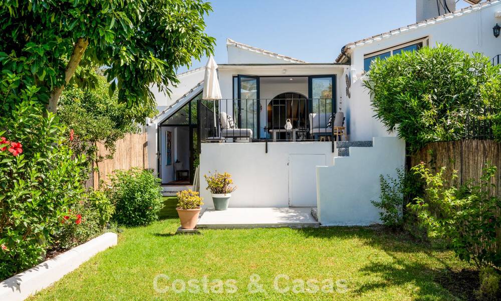 Encantadora casa adosada reformada en venta en complejo cerrado en primera línea de playa en la Nueva Milla de Oro entre Marbella y Estepona 58176