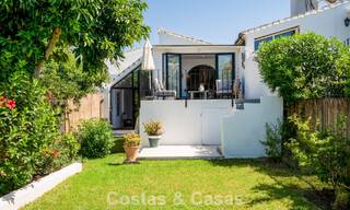 Encantadora casa adosada reformada en venta en complejo cerrado en primera línea de playa en la Nueva Milla de Oro entre Marbella y Estepona 58176 