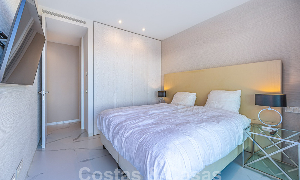 Apartamento boutique en venta con vistas panorámicas al mar, en complejo cerrado en las colinas de Marbella - Benahavis 57738