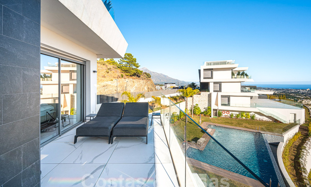 Apartamento boutique en venta con vistas panorámicas al mar, en complejo cerrado en las colinas de Marbella - Benahavis 57740
