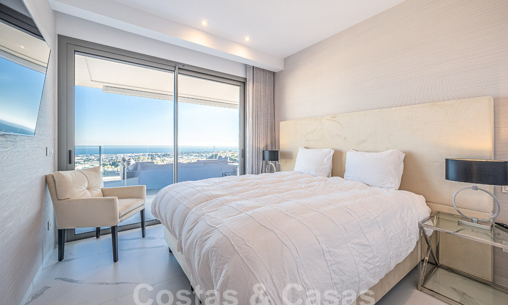 Apartamento boutique en venta con vistas panorámicas al mar, en complejo cerrado en las colinas de Marbella - Benahavis 57742