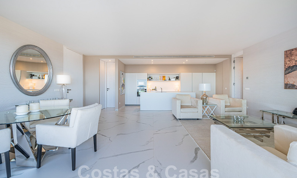 Apartamento boutique en venta con vistas panorámicas al mar, en complejo cerrado en las colinas de Marbella - Benahavis 57743