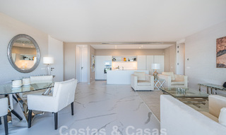 Apartamento boutique en venta con vistas panorámicas al mar, en complejo cerrado en las colinas de Marbella - Benahavis 57743 