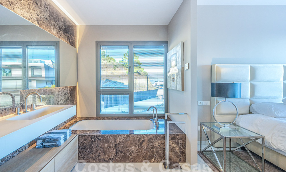 Apartamento boutique en venta con vistas panorámicas al mar, en complejo cerrado en las colinas de Marbella - Benahavis 57746