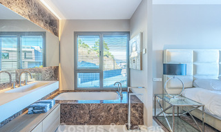 Apartamento boutique en venta con vistas panorámicas al mar, en complejo cerrado en las colinas de Marbella - Benahavis 57746 