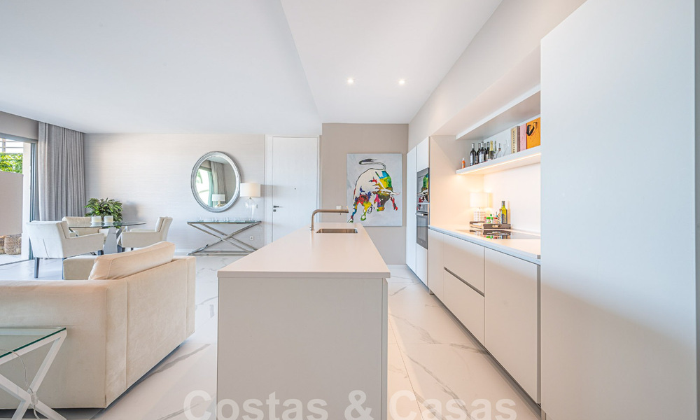 Apartamento boutique en venta con vistas panorámicas al mar, en complejo cerrado en las colinas de Marbella - Benahavis 57748