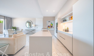 Apartamento boutique en venta con vistas panorámicas al mar, en complejo cerrado en las colinas de Marbella - Benahavis 57748 