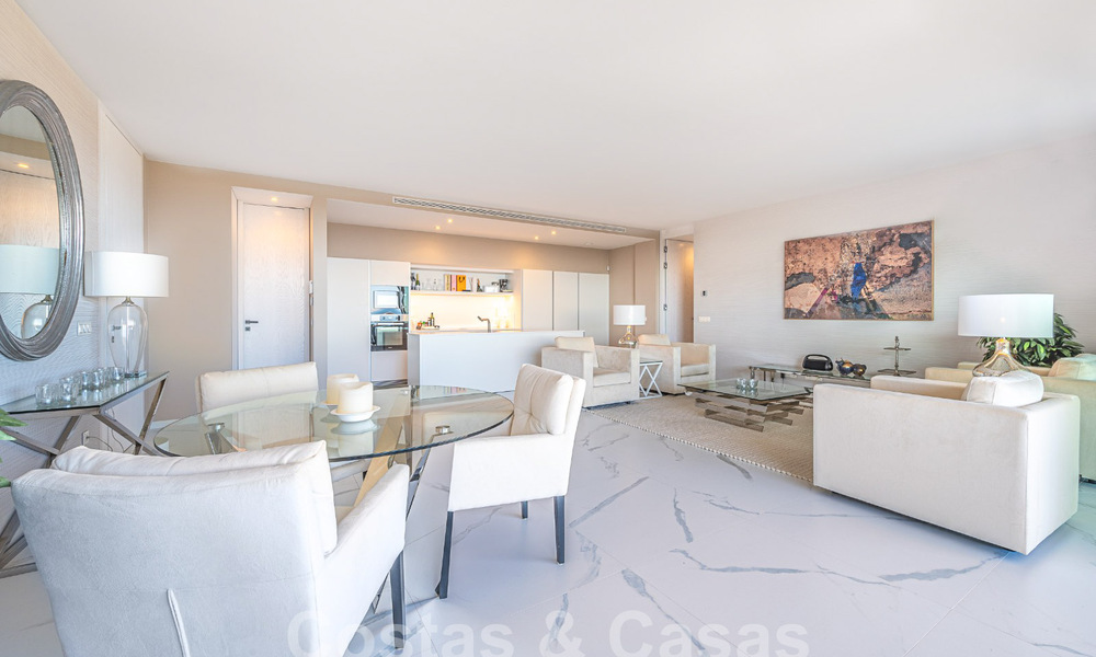 Apartamento boutique en venta con vistas panorámicas al mar, en complejo cerrado en las colinas de Marbella - Benahavis 57750