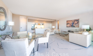Apartamento boutique en venta con vistas panorámicas al mar, en complejo cerrado en las colinas de Marbella - Benahavis 57750 