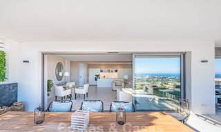 Apartamento boutique en venta con vistas panorámicas al mar, en complejo cerrado en las colinas de Marbella - Benahavis 57752 
