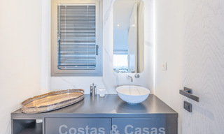Apartamento boutique en venta con vistas panorámicas al mar, en complejo cerrado en las colinas de Marbella - Benahavis 57753 