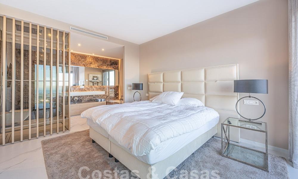 Apartamento boutique en venta con vistas panorámicas al mar, en complejo cerrado en las colinas de Marbella - Benahavis 57759