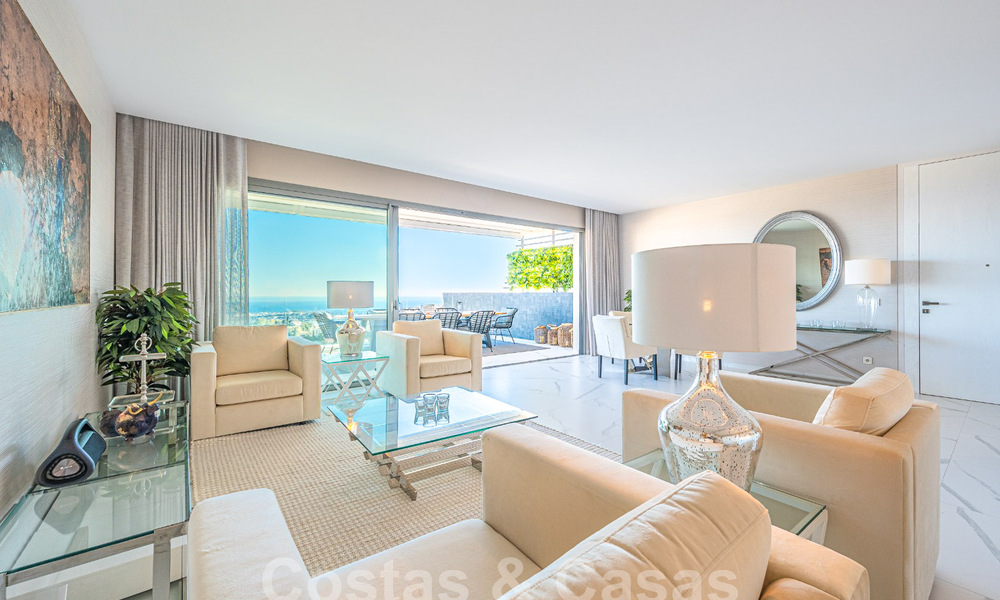 Apartamento boutique en venta con vistas panorámicas al mar, en complejo cerrado en las colinas de Marbella - Benahavis 57763