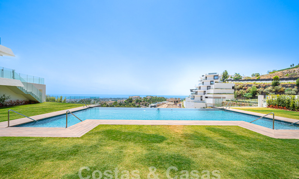 Apartamento boutique en venta con vistas panorámicas al mar, en complejo cerrado en las colinas de Marbella - Benahavis 57765
