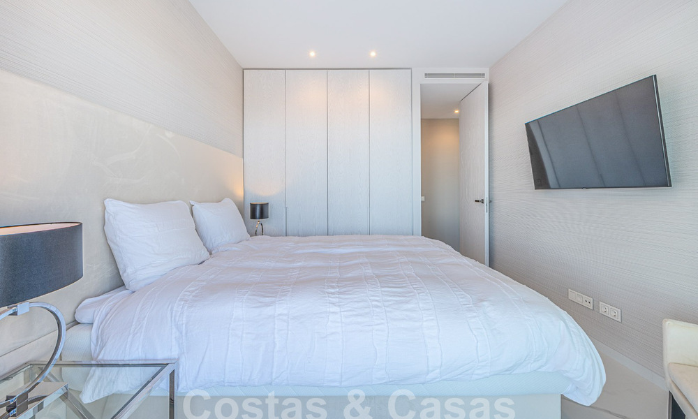 Apartamento boutique en venta con vistas panorámicas al mar, en complejo cerrado en las colinas de Marbella - Benahavis 57767