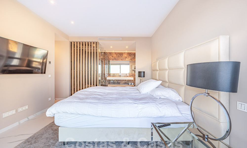 Apartamento boutique en venta con vistas panorámicas al mar, en complejo cerrado en las colinas de Marbella - Benahavis 57770