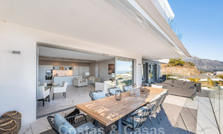 Apartamento boutique en venta con vistas panorámicas al mar, en complejo cerrado en las colinas de Marbella - Benahavis 57779 