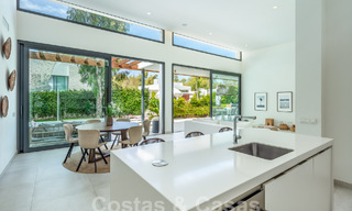 Villa contemporánea en venta en urbanización cerrada en la Nueva Milla de Oro entre Marbella y Estepona 57849 