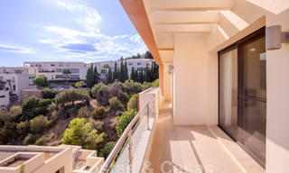 Moderno ático en venta con vistas panorámicas al mar, en un complejo de lujo de Los Monteros, Marbella 58276 