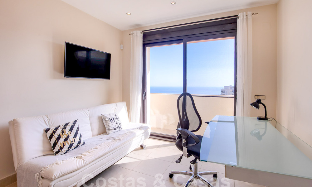 Moderno ático en venta con vistas panorámicas al mar, en un complejo de lujo de Los Monteros, Marbella 58277