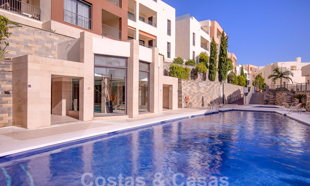 Moderno ático en venta con vistas panorámicas al mar, en un complejo de lujo de Los Monteros, Marbella 58278