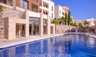 Moderno ático en venta con vistas panorámicas al mar, en un complejo de lujo de Los Monteros, Marbella 58278 